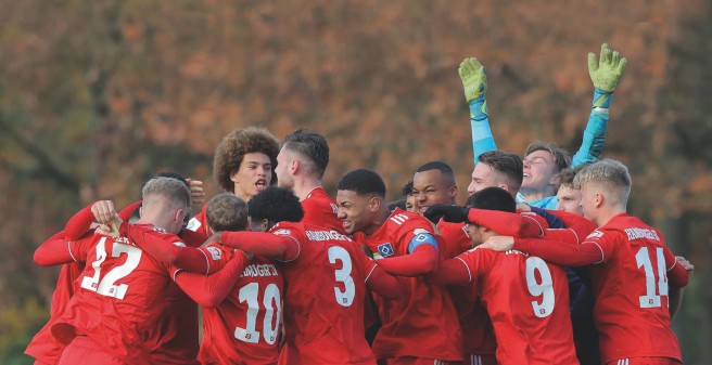 Die Spieler der U19 Mannschaft liegen sich jubelnd in den Armen, der Torwart reißt die Arme in die Höhe