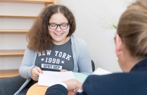 Olivia Namslau und Dr. Julis Schweiter im Gespräch. Blick auf Olivia