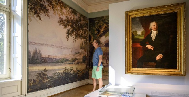 Prof Kluge im Jenisch-Haus. er betrachtet eine wandhohe Malerei, die eine Blick über die Elbe aus alten Zeiten darstellt.