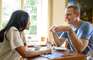 Prof. Stefan Kluge und Frau sitzen an einem kleinen Tisch im Café des Jenisch-Hauses