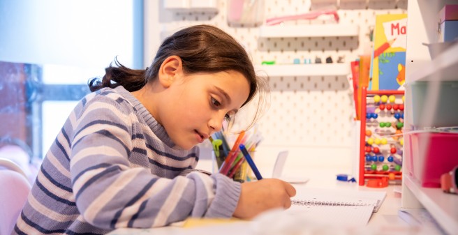 Back to school: Aliya ist wieder gesund, geht gern zur Schule und hat viele Freund:innen. Ihre Lieblingsfächer? Mathe und Musik. Später möchte sie Sängerin werden