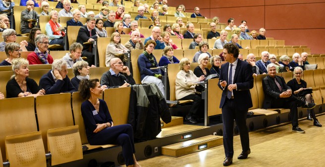 Gesundheitsakademie_Prof Huber im vollbesetzten Hörsaal