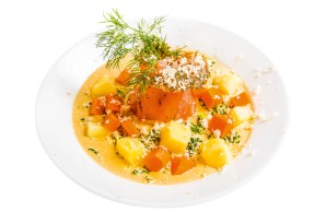 Frische Grünkohl-Kokos-Karotten­suppe mit Lachs