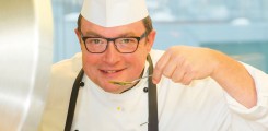 Gilbert Köcher schmeckt ein Gericht ab