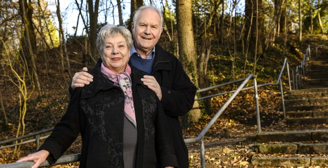 Jürgen Thomaschewski mit Frau im herbstlichen Wald