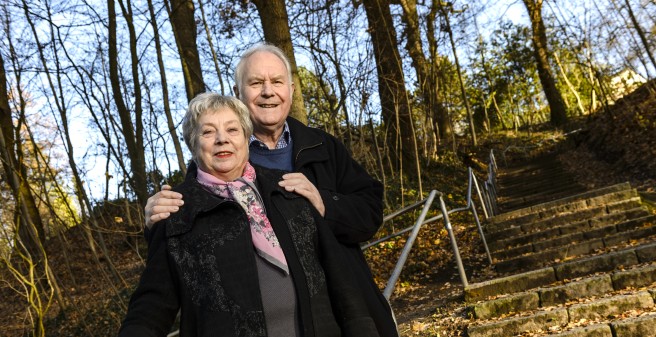 Jürgen Tomaschewsky und seine Frau im herbstlichen Wald, sie blicken in die Kamera