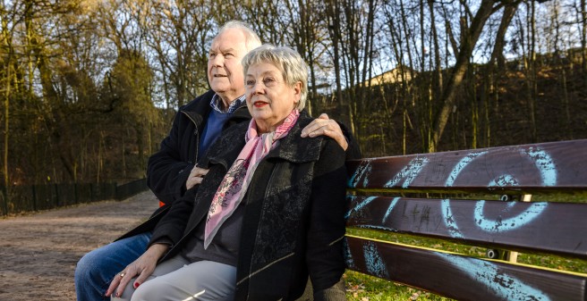 Jürgen Tomaschewsky und Frau im Herbstlichen Wald auf einer Bank