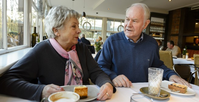 Jürgen Tomaschewsky und Frau beim Kaffeetrinken