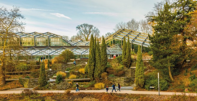 Tropengewächshaus von außen, Blick über den See von Planten un Bloomen