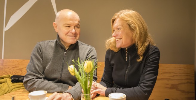 Professor Barbara Schmalfeld und Mann beim Capuccino in Kaltehofe, sie schauen sich an