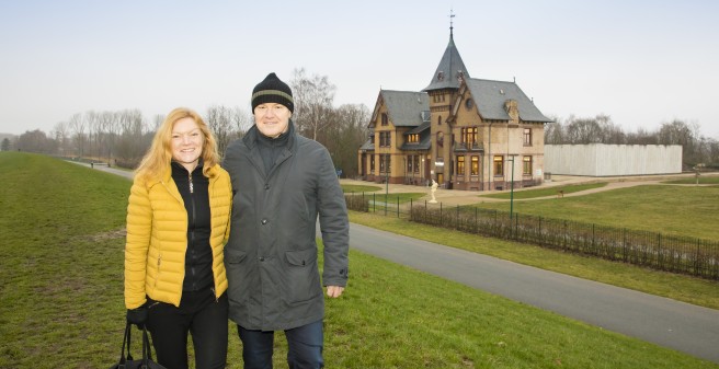 Professor Barbara Schmalfeld und Mann Michael Krekeler auf dem Deich vor dem Gebäude Kaltehofe