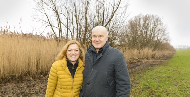 Professor Barbara Schmalfeld und Mann auf dem Deich