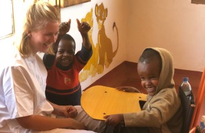 Schwester und zwei Kinder, eines davon im Rollstuhl, haben Spaß miteinander