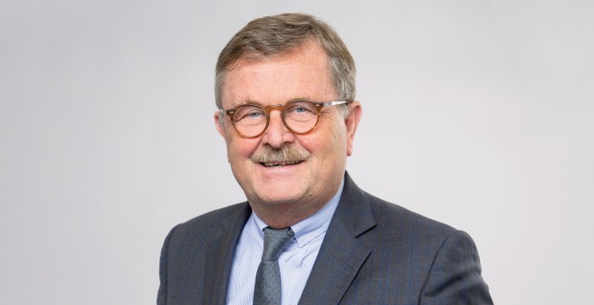 Prof. Dr. Frank Ulrich Montgomery lächelt in die Kamera