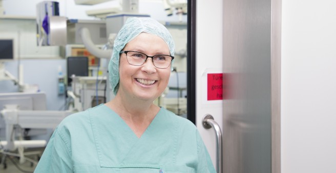 Ulrike Fertig kommt aus dem OP Saal