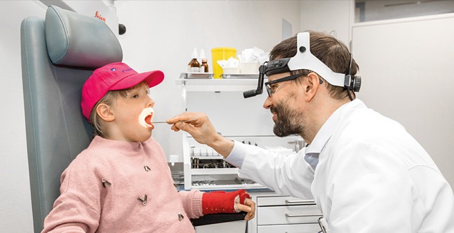 Unsere Kinderreporterin Johanna klärt mit Prof. Dr. Christian Betz, Direktor der HNO-Klinik, was bei einer Mandelentzündung hilft.