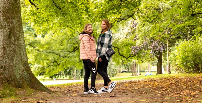 Katrin Möller (l.) und Veronica Stolten im Eppendorfer Park