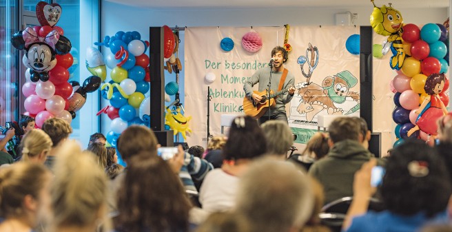 Außergewöhnliche Momente schenkten der Verein Kinderklinikkonzerte und Popstar Max Giesinger den Patientinnen und Patienten, Angehörigen und Mitarbeitern bei einem Überraschungskonzert im Foyer des neuen Kinder-UKE.