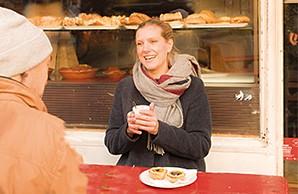 Mit Kaffee und Kuchen: willkommene Pause beim Gang durchs Viertel