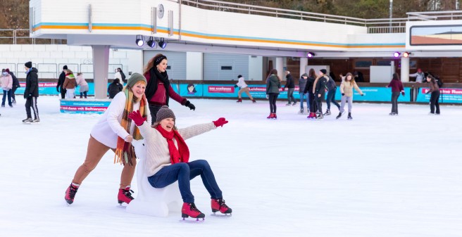 Die Eisarena in Planten un Blomen fasziniert Hilke Holsten-Griffin und Beate Gerber.