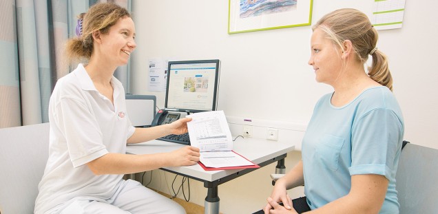 AYA-Sprechstunde und Medizin-Check bei Barbara Koch (l.)