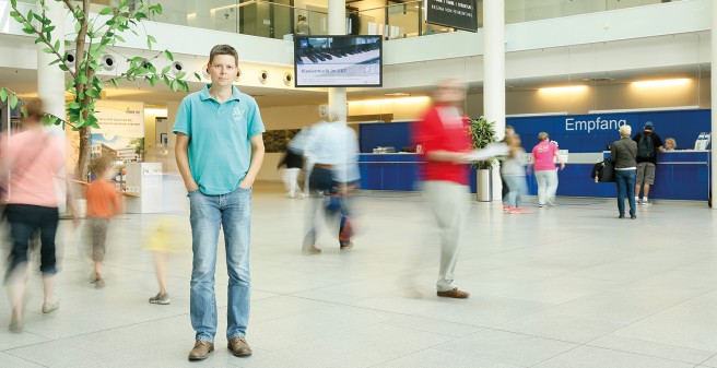 Blick in eine ungewisse Zukunft: Krebspatient Frank Hohensee im Foyer des Neuen Klinikums