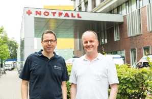  Prof. Dr. Martin Scherer und Dr. Ulrich Mayer-Runge stehen vor der Notaufnahme