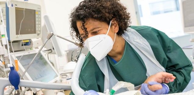 Ebenfalls unter der Lupe: die Versorgung schwer kranker Patient:innen, hier durch Dr. Geraldine de Heer auf einer UKE-Intensivstation