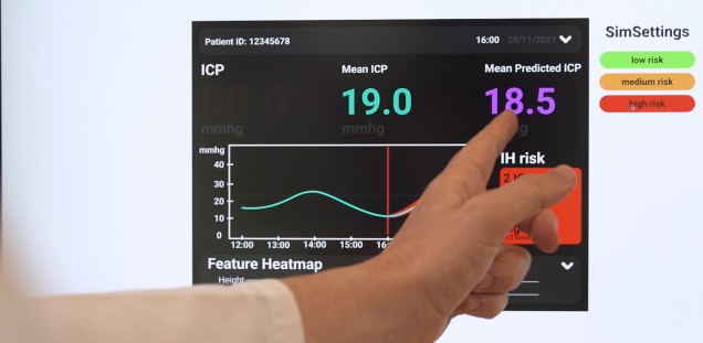 Frühwarnung vor steigendem Hirndruck Mit Künstlicher Intelligenz (KI) lassen sich gefährliche Komplikationen bei Hirnverletzungen schon erkennen. Anzeige von medizinischen Werten, die Aufschluss auf Hirnverletzungen geben können.