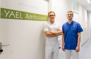 Dr. Hartl und Dr. Weltzsch vor dem Eingang der YAEL Ambulanz (Ambulanz für Lebererkrankungen)