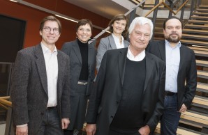 v.l. Prof. Dr. Kai Rothkamm, Klinik für Strahlentherapie und Radioonkologie wurde von der Forschungsdekanin Prof. Dr. Petra Arck und Prof. Dr. Dr. Uwe Koch-Gromus (vorne Mitte), Dekan und Vorstandsmitglied des UKE  ausgezeichnet.  Auch die innovativen Forschungsansätze zur Vermeidung von Tierversuchen von Priv.-Doz. Dr. Susanne Krasemann und Dr. Diego Sepulveda-Falla, Institut für Neuropathologie werden von der Medizinischen Fakultät gefördert. Auf dem Foto fehlen die beiden weiteren Preisträger Prof. Dr. Arne Hansen, Institut für Experimentelle Pharmakologie und Toxikologie und Dr. Fabian Braun, III. Medizinische Klinik.