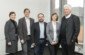 v.r. Prof. Dr. Dr. Uwe Koch-Gromus, Dekan und Vorstandsmitglied des UKE, zeichnete die Forschungsprojekte von Priv.-Doz. Dr. Susanne Krasemann und Dr. Diego Sepulveda-Falla, Institut für Neuropathologie, Prof. Dr. Kai Rothkamm, Klinik für Strahlentherapie und Radioonkologie, gemeinsam mit der Forschungsdekanin Prof. Dr. Petra Arck für ihre innovativen Forschungsansätze zur Vermeidung von Tierversuchen aus. Auf dem Foto fehlen die beiden weiteren Preisträger Prof. Dr. Arne Hansen, Institut für Experimentelle Pharmakologie und Toxikologie und Dr. Fabian Braun, III. Medizinische Klinik.