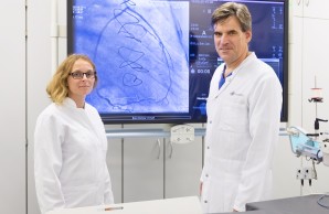 Genom_Forschung_9.jpg: v.l. Prof. Dr. Tanja Zeller, Forschungsleiterin der Kardiologie des Universitären Herz- und Gefäßzentrums des UKE mit Prof. Dr. Stefan Blankenberg, Ärztlicher Leiter des Universitären Herz- und Gefäßzentrums, im Herzkatheterlabor.