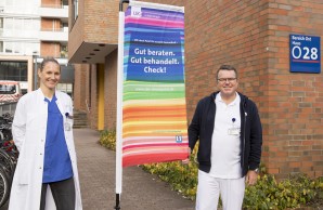  Dr. Hanna Matthews und Dr. Olaf Degen vor der Infektiologischen Ambulanz