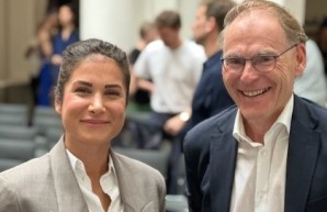 Die Preisträgerin des Hamburger Lehrpreises 2024 Dr. Parisa Moll-Khosrawi mit dem Prodekan für Lehre, Prof. Dr. Dr. Andreas H. Guse