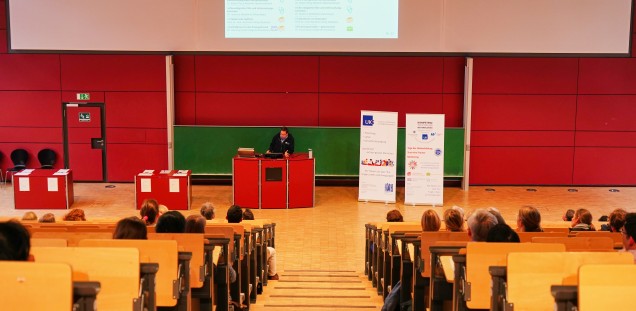 2. TdW Prof. Martin Scherer begrüßt die Teilnehmenden im Plenum