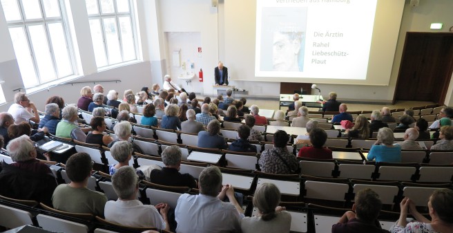 Besucherinnen im gefüllten Hörsaal