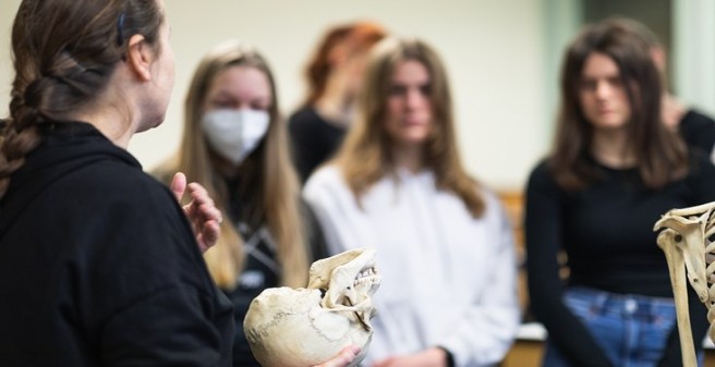 Zum Projektstart begutachteten Schüler:innen der Sachsenwaldschule in Reinbek ein echtes menschliches Skelett gemeinsam mit der Forensische Anthropologin Eilin Jopp-van Well (Institut für Rechtsmedizin, Universitätsklinikum Hamburg-Eppendorf). 