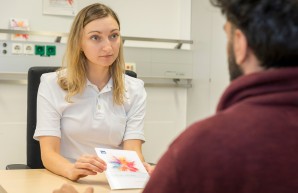 Dr. Hanna-Marie Weichel  im Patientengespräch