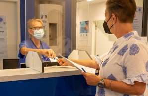 Medizinisch-Technische-Assistentin nimmt Patienten in Empfang