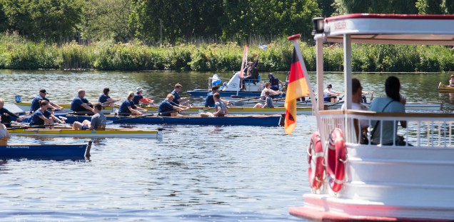 Enges Verfolgerfeld auf dem Wasser