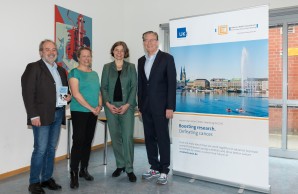 Dr. Matthias Serwe (Referent Nachwuchsförderprogramme, DKH), Dr. Inga Melzer (Wissenschaftliche Koordi-natiorin MSNZ), Prof. Dr. Blanche Schwappach-Pignataro (Dekanin, UKE), Prof. Dr. Carsten Bokemeyer (Spre-cher MSNZ, Direktor UCCH) (v.l.n.r.)