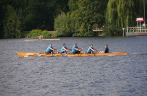 Rudernboot mit 5 Personen auf der Außenalter