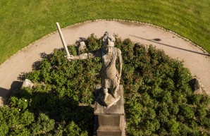 Das Bild zeigt das Wahrzeichen von Bad Bramstedt vor dem Hintergrund einer grünen Wiese.